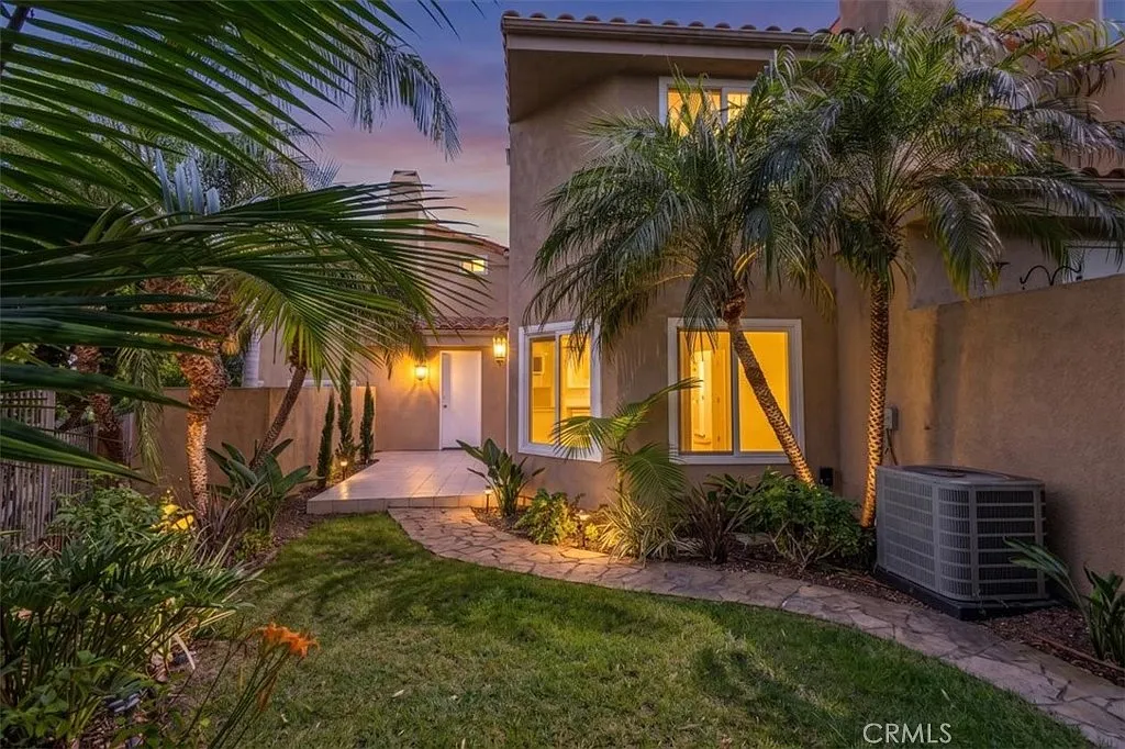 2 bed, 2.5 bath, 1328 sqft, $5,200 — Photo 4