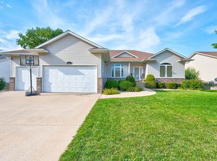 219 S Hill Crest Cir, Center Point, IA 52213