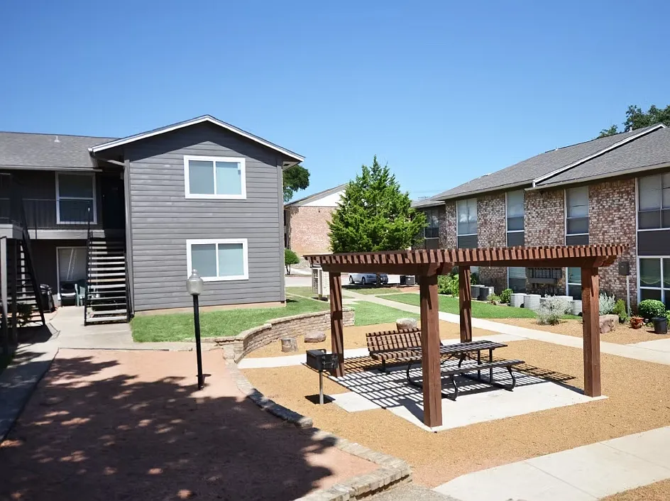 Ridge Crest Apartments — Photo 3