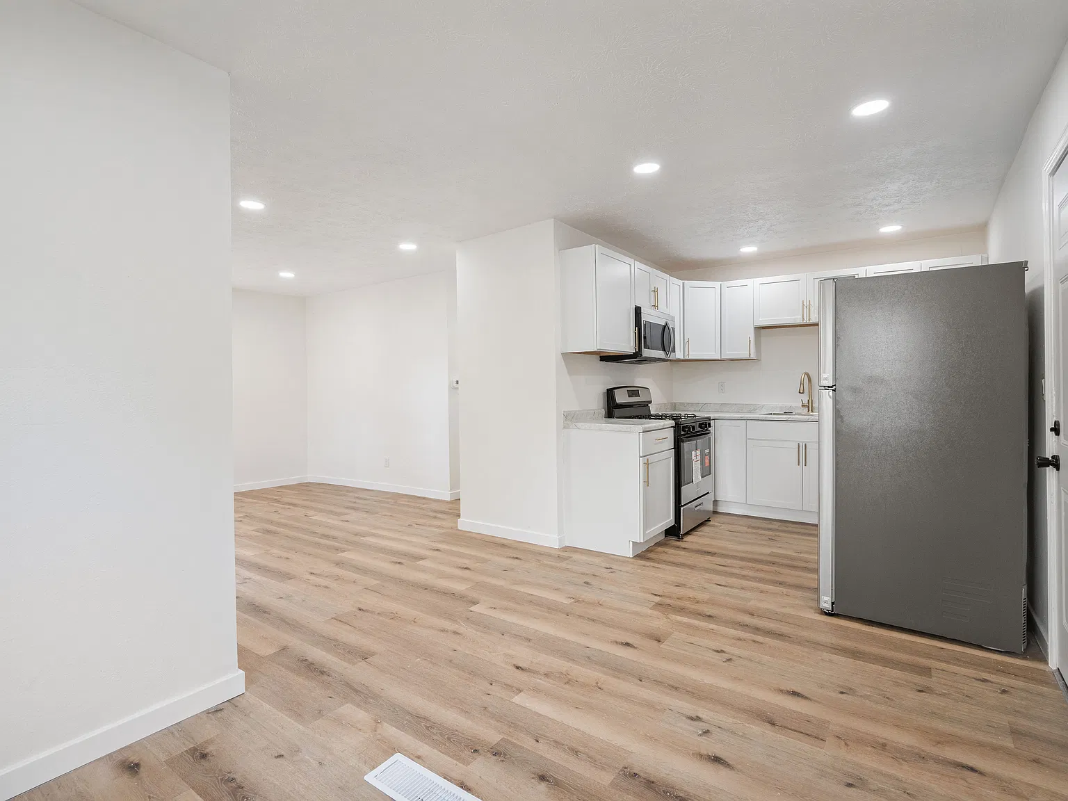 3 bed, 960 sqft, $1,245 — Photo 3