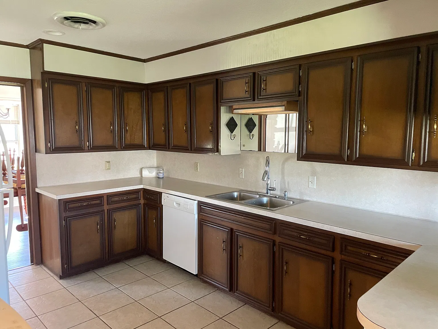 4 bed, 2.5 bath, $1,950 — Photo 2