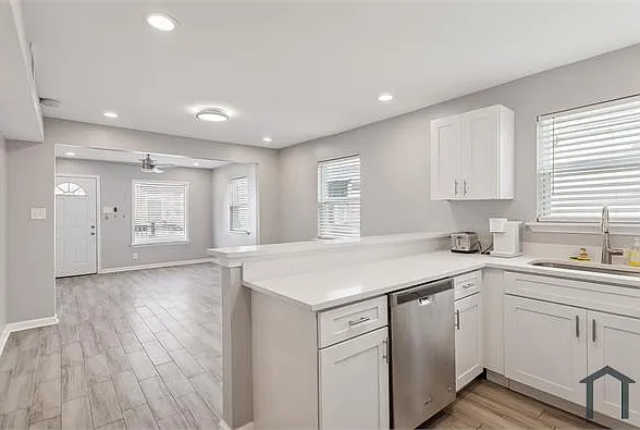 3 bed, 1300 sqft, $2,100 — Photo 2
