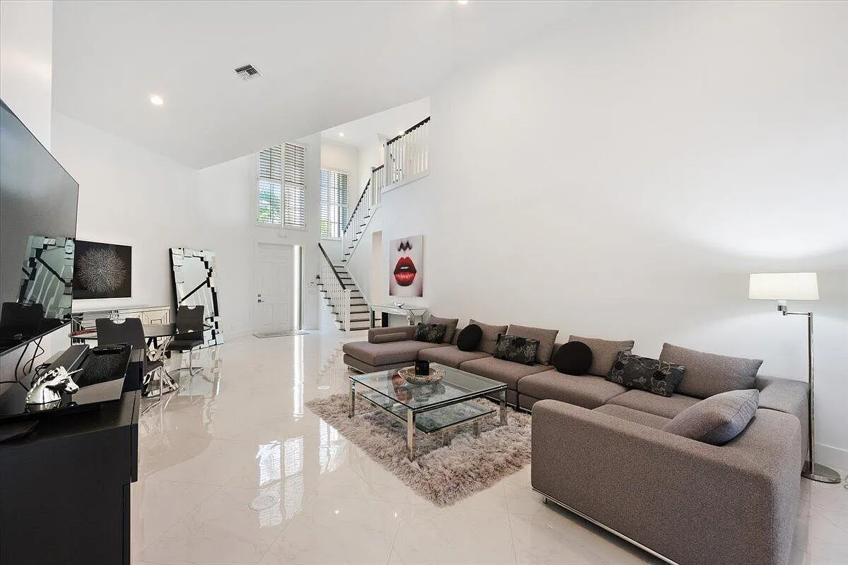 5 bed, 4.5 bath, 3340 sqft, $10,000 — Photo 2