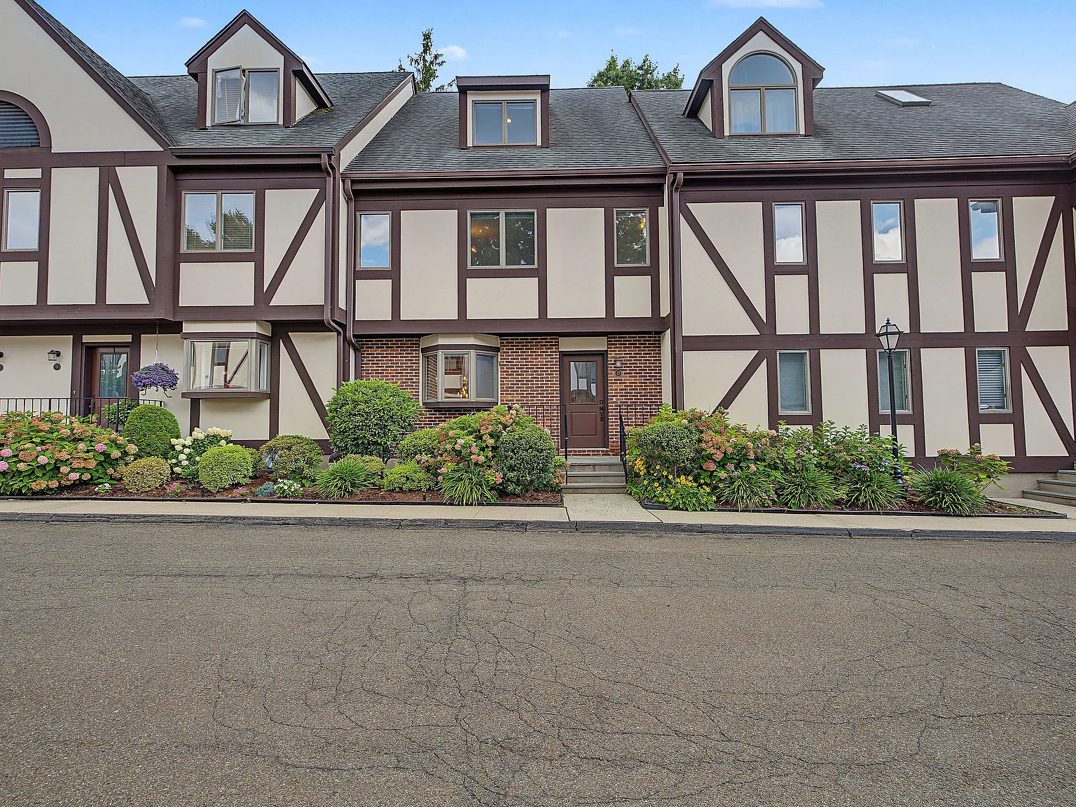 3 bed, 3.5 bath, 2051 sqft, $4,300 — Photo 1
