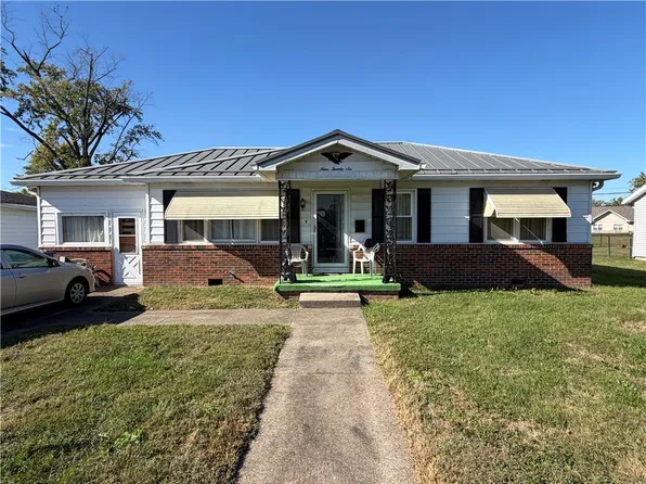 926 Westwood Dr, Mount Carmel, IL 62863