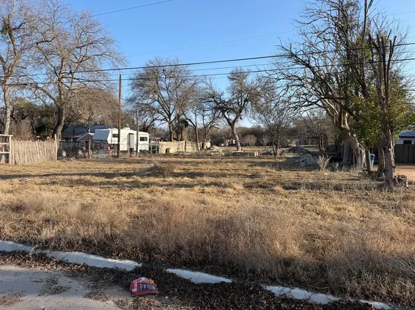1222 5th St N, Kerrville, TX 78028