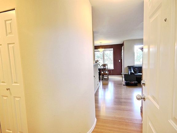 3rd image of 5624 Roosevelt Way NE APT 201
