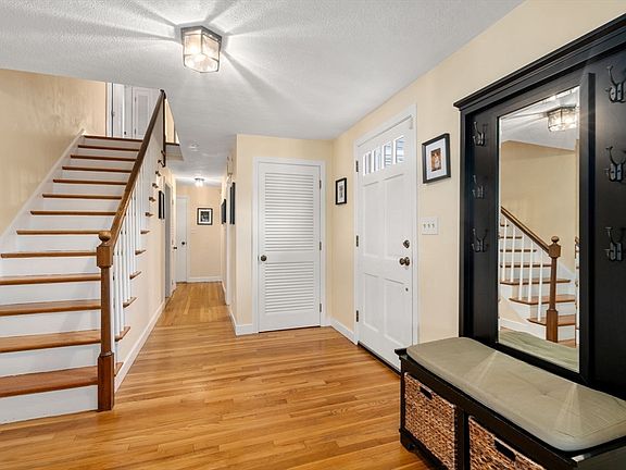 4th image of 30 Oak Hill Rd