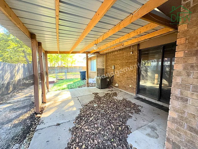 1233 Steinburg Ln — Photo 2
