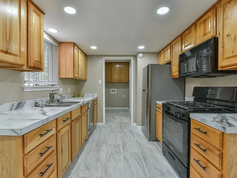 1141 Royal Crest Dr — Photo 18