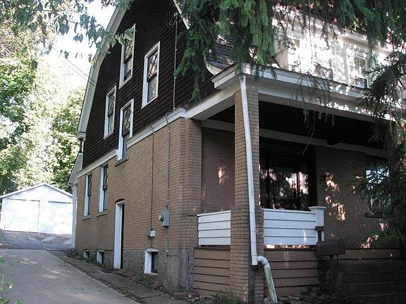 House/driveway/garage