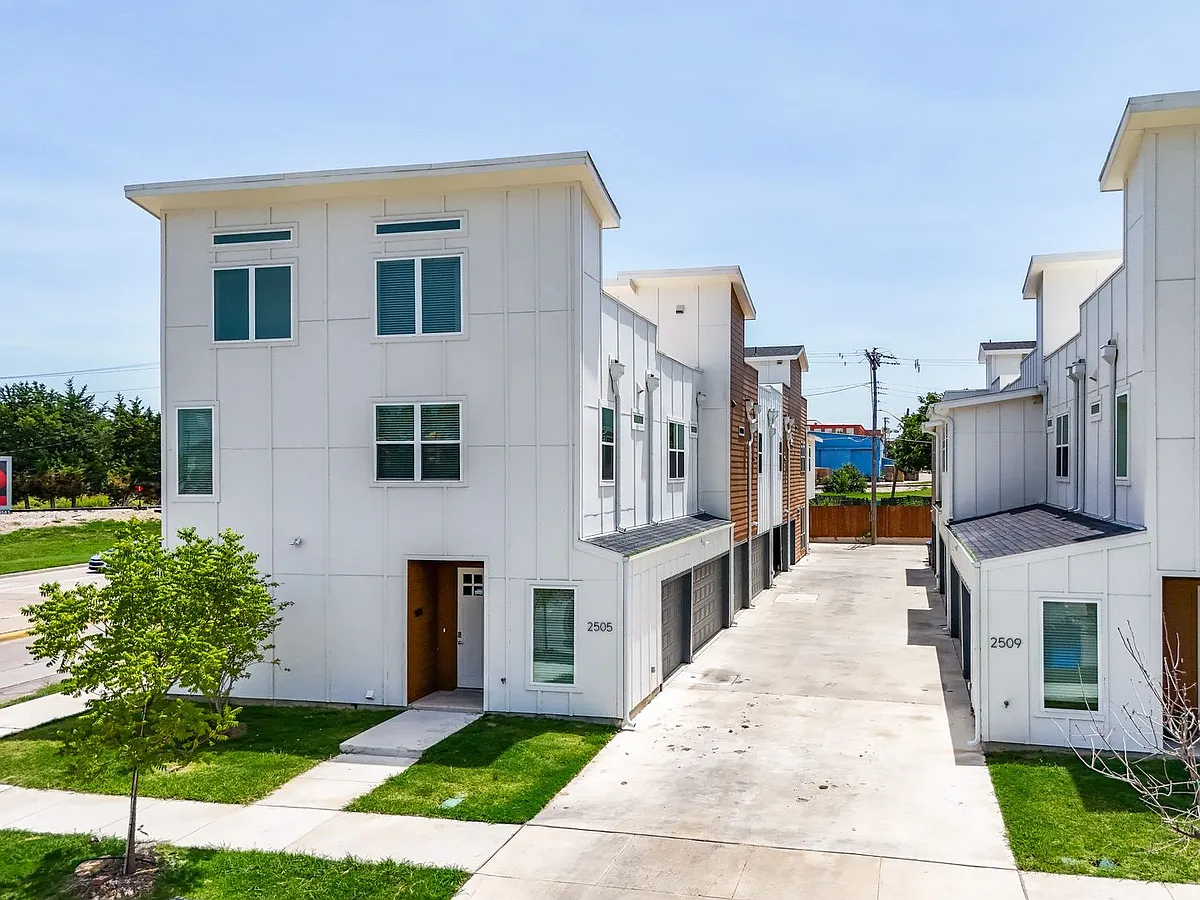 Building Photo - 2505 Benbrook Blvd #504