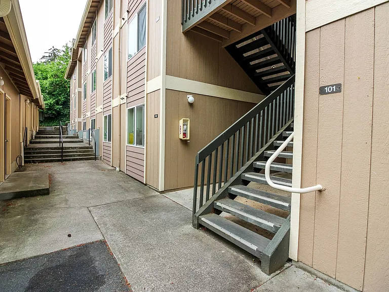 3605-3625 Belle Vista Ct S — Photo 26