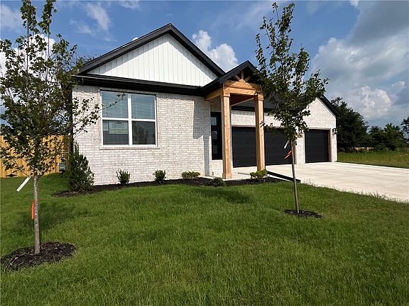 2nd image of 6705 Crabapple St