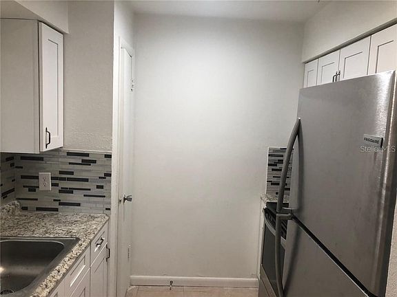 3rd image of 1007 E Poinsettia Ave