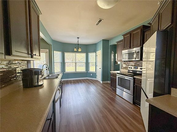 4th image of 25 Churchhill Dr