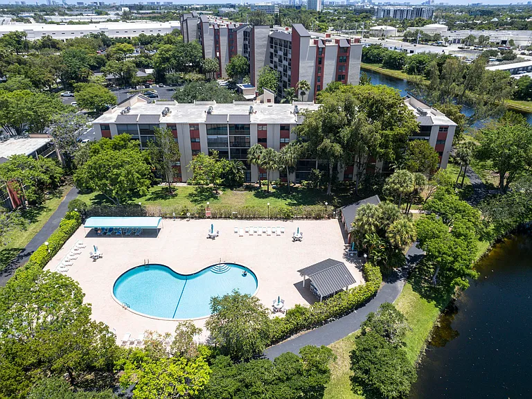 2200 S Cypress Bend Dr #101 — Photo 35