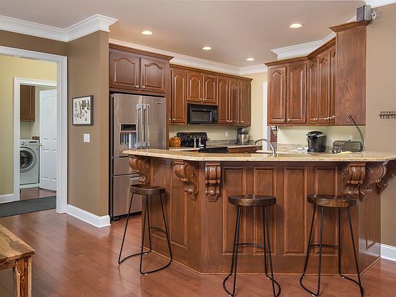 4th image of 100 Meadow Ln