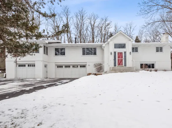 32 Duck Pass Rd, North Oaks, MN 55127