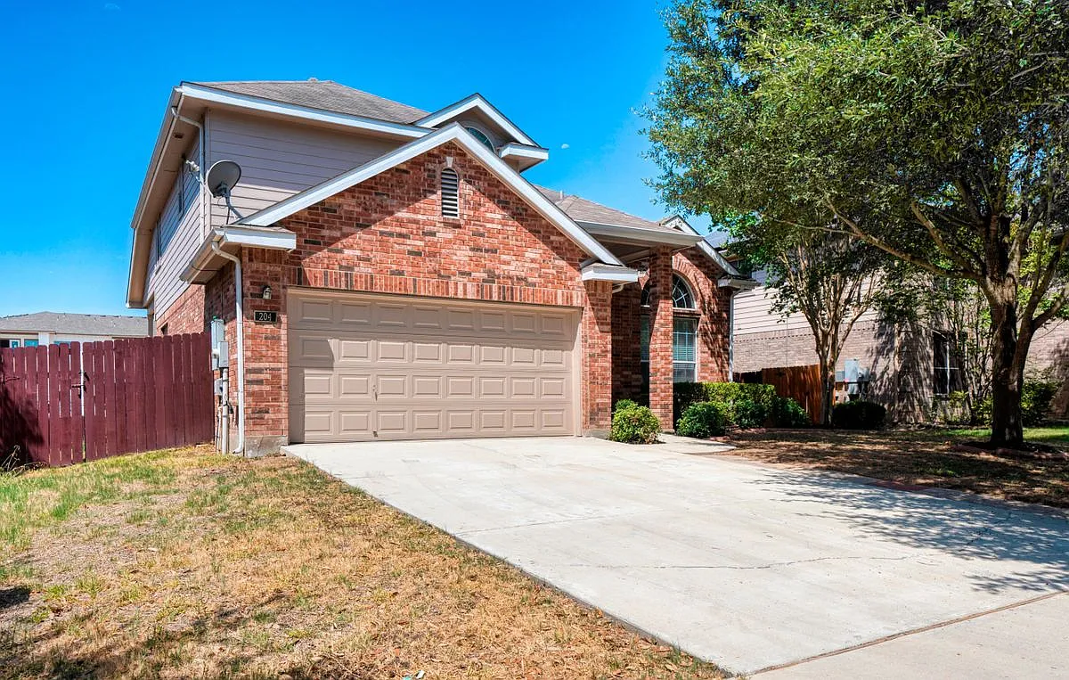 4 bed, 3.5 bath, 2374 sqft, $2,200 — Photo 2