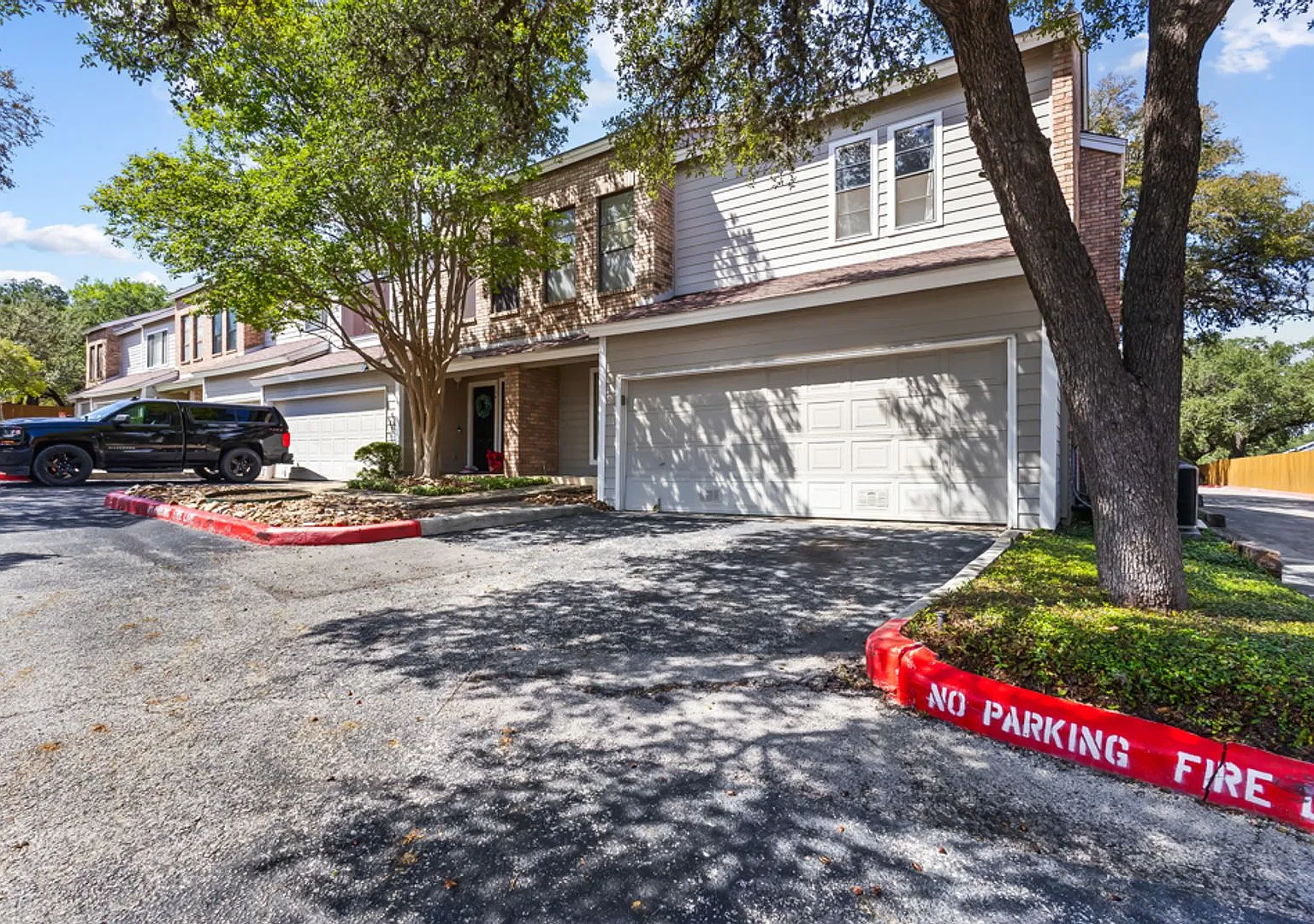 2 Bedroom 2.5 Bath in the Post Oak Subdivision — Photo 2