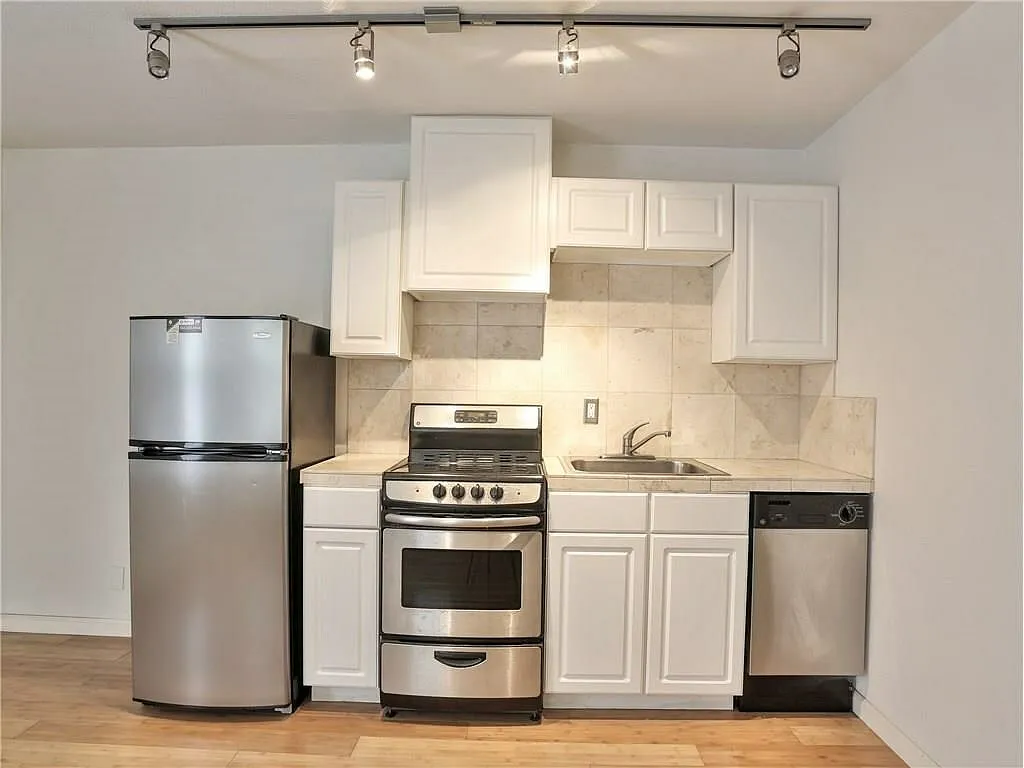 Building Photo - 210 W 38th St #1