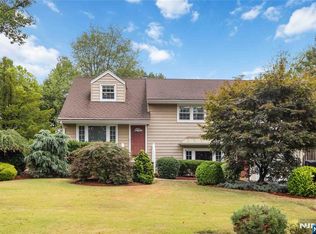 552 Burlington St, Paramus, NJ 07652