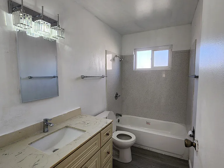 9220 Bancroft Ave #D — Photo 11