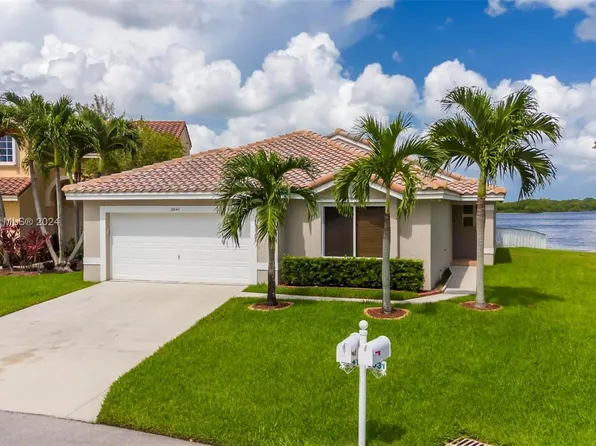 2041 NW 182nd Ter, Pembroke Pines, FL 33029