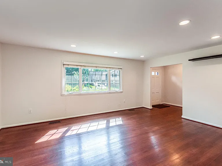 519 Woodland Ct NW — Photo 4