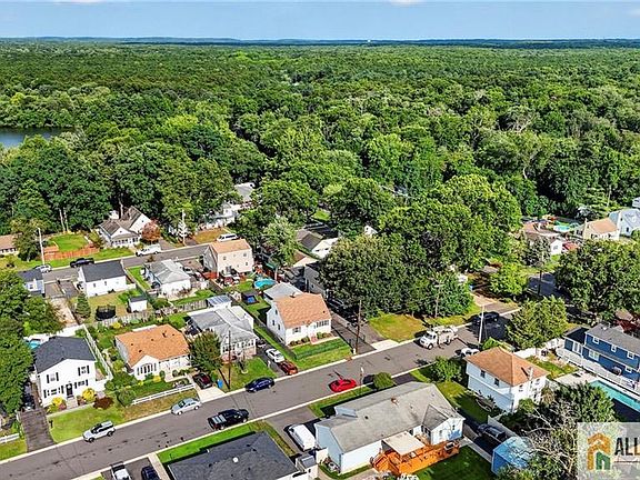 3rd image of 18 Woodland Rd