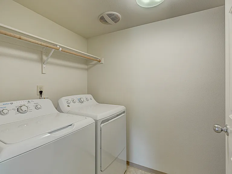 River Walk Apartments — Photo 36