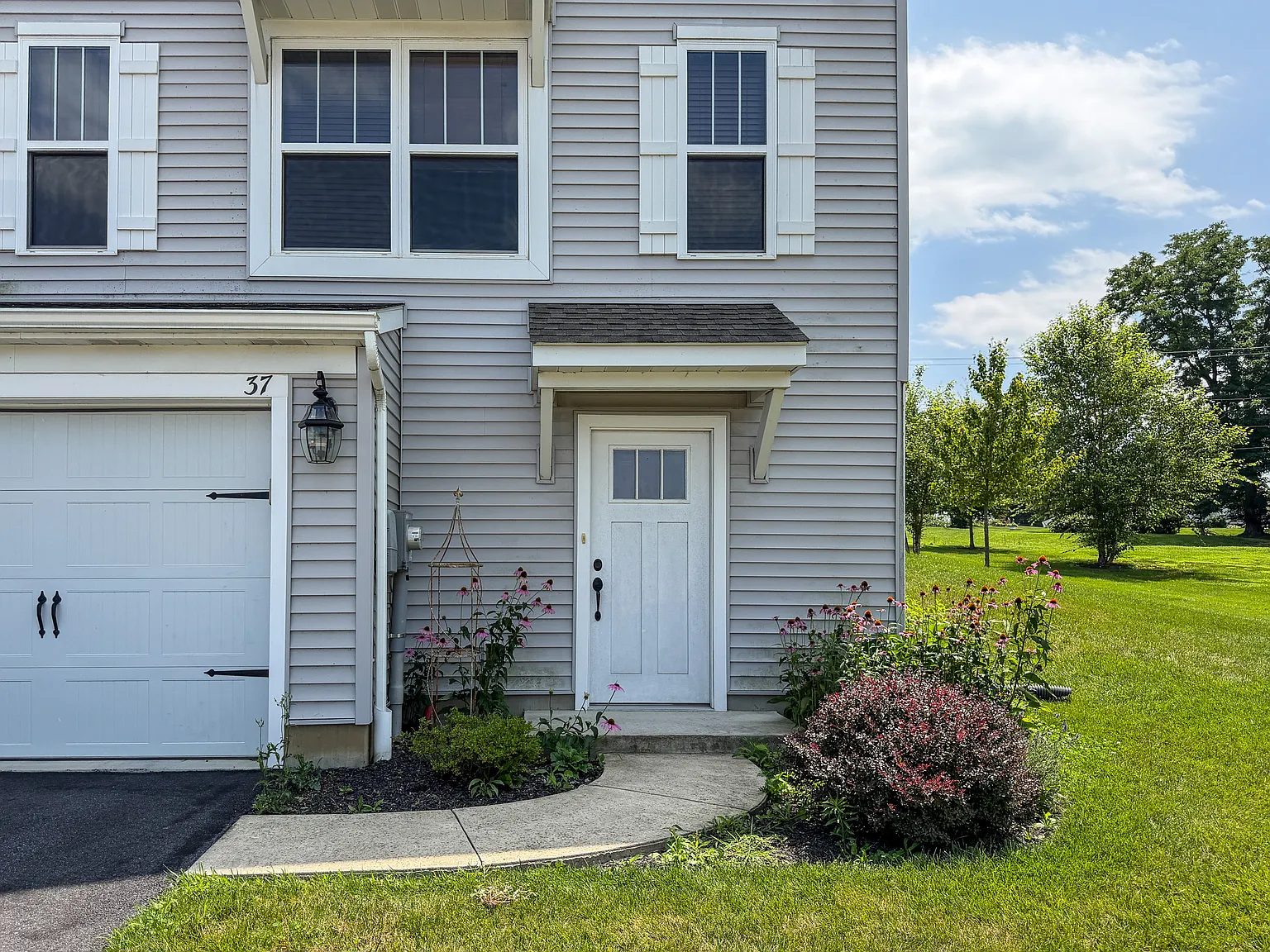 3 bed, 2.5 bath, 1404 sqft, $2,350 — Photo 2