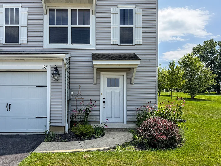 37 Southside Dr — Photo 2