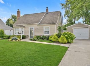 25 Surrey Ln, Levittown, NY 11756
