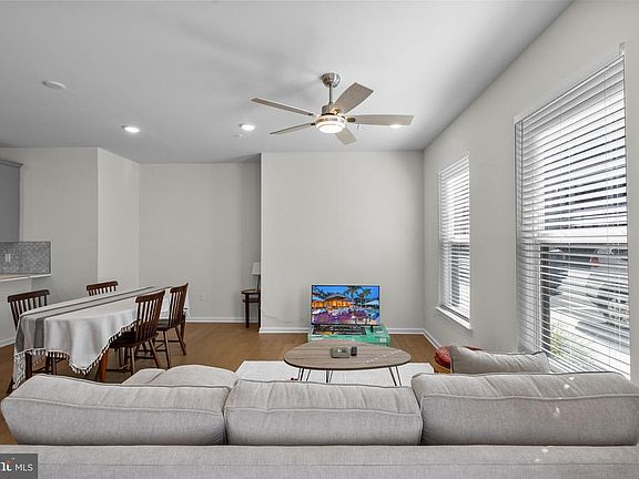 4th image of 1216 Parker Blvd