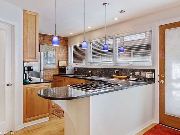 5th image of 344 W Dickens Ave Unit 7