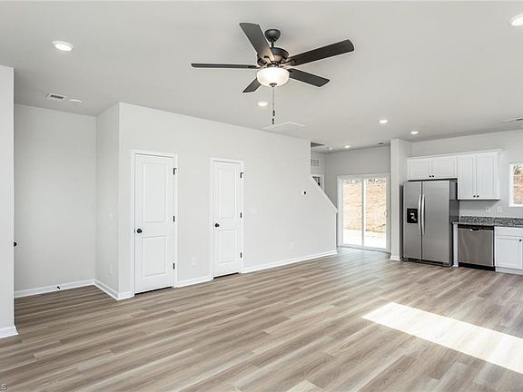 3rd image of 3417 Robindale Dr