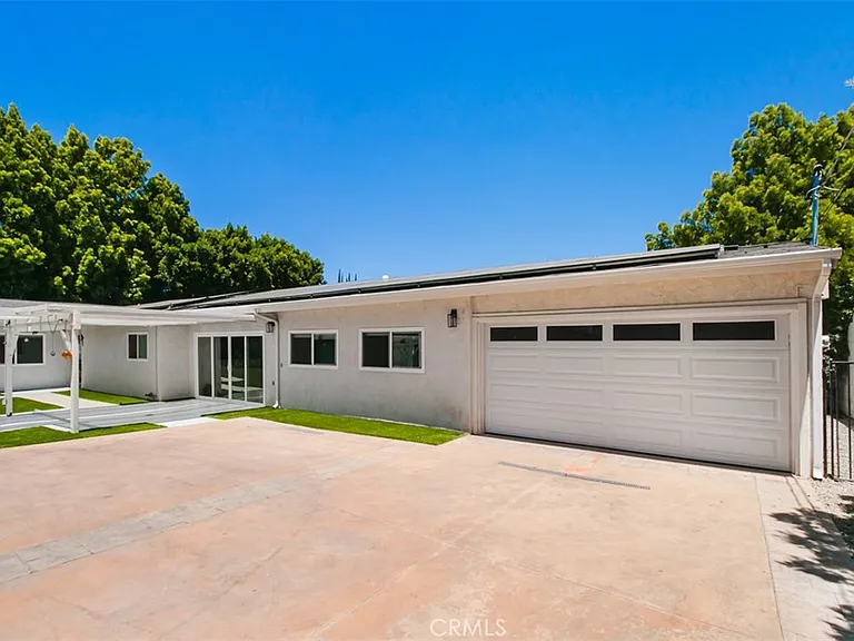 22841 Calvert St — Photo 2