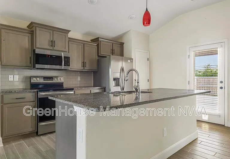 6111 NW McClellen St — Photo 9