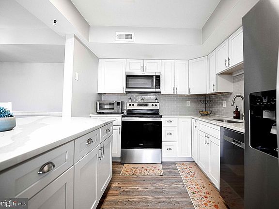 5th image of 902 Martell Ct #902-L
