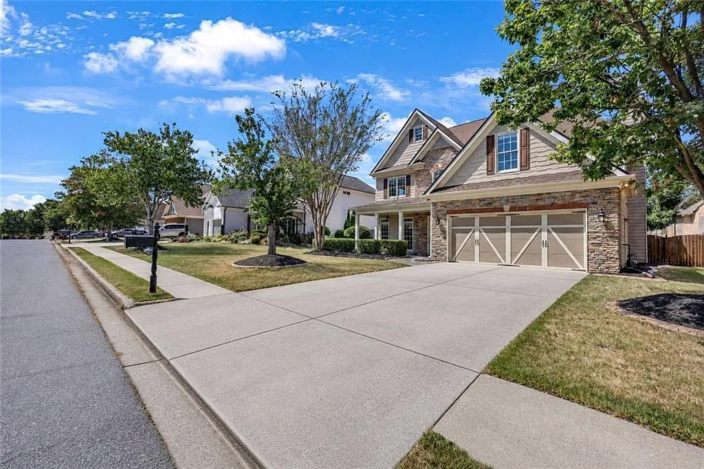 4 bed, 3.5 bath, 3197 sqft, $2,700 — Photo 2