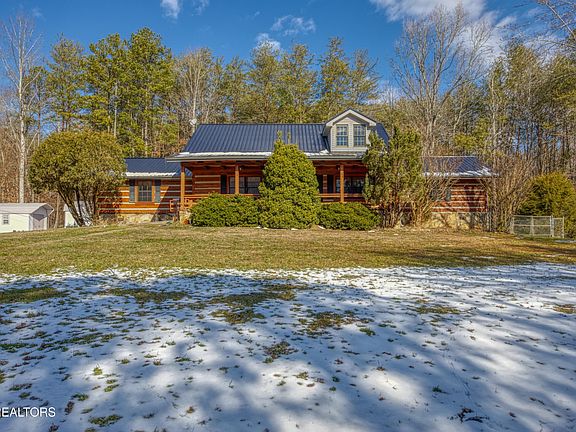 4th image of 686 Thomas Rd