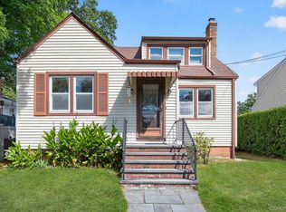 29 Hickory Rd, Bayville, NY 11709