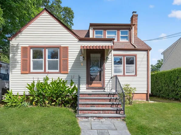 29 Hickory Road, Bayville, NY 11709