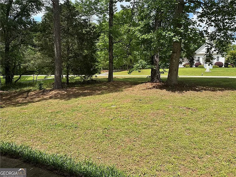 640 Hemphill Rd — Photo 2