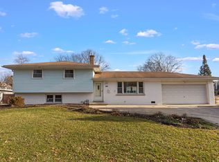 910 Magnolia Ln, Naperville, IL