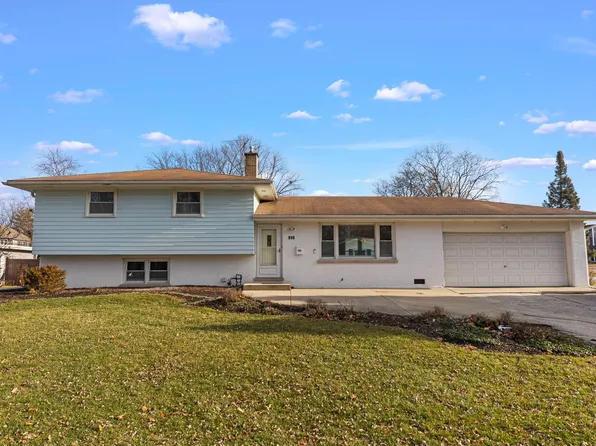 910 Magnolia Ln, Naperville, IL 60540