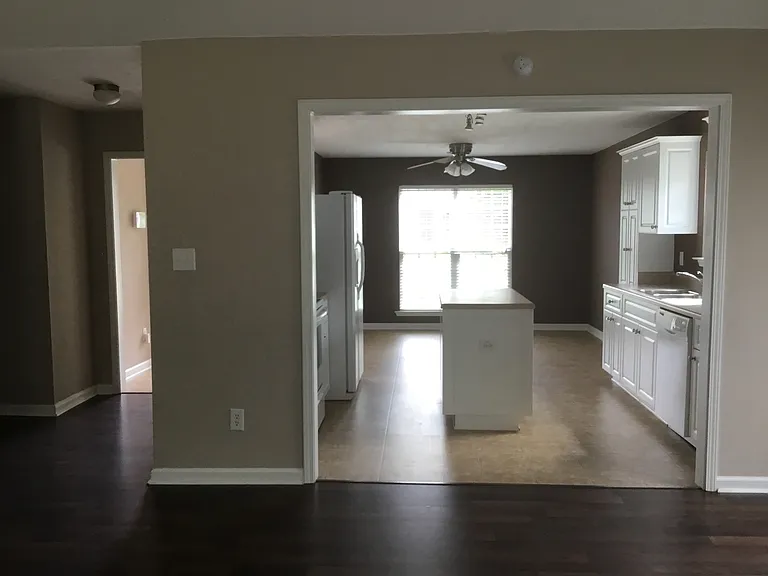 712 Keyes Dr — Photo 8