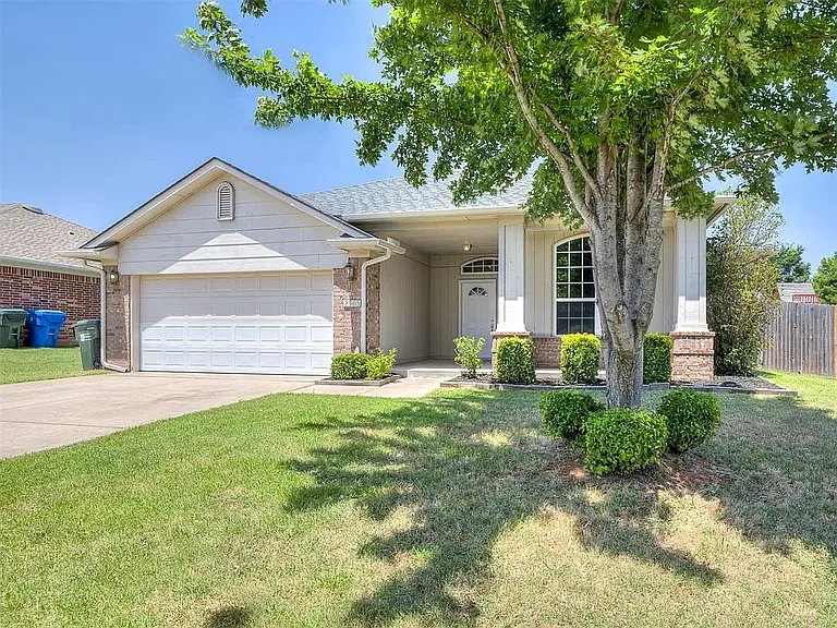 2505 Black Oaks Cir — Photo 2